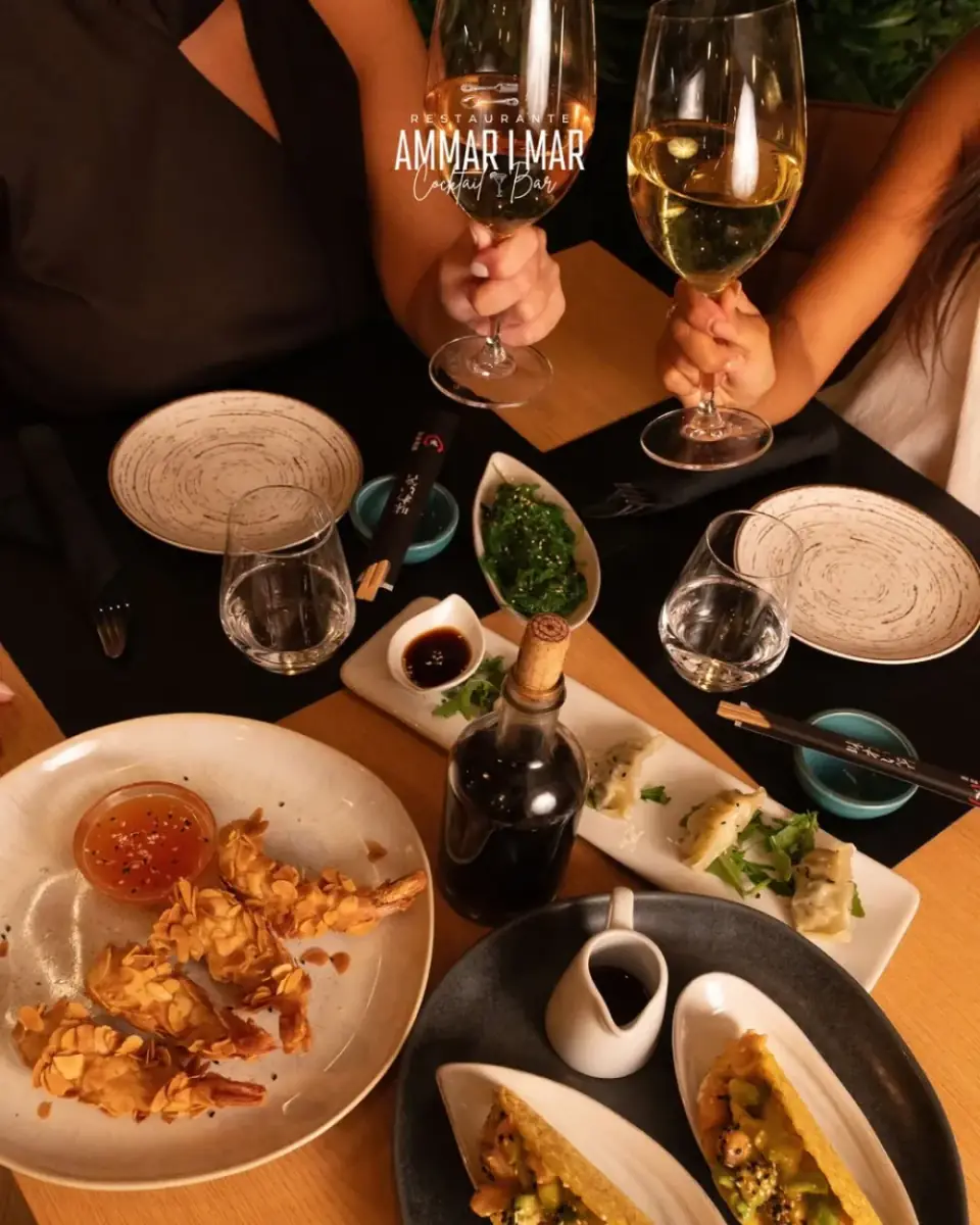 Mesa posta com pratos e bebidas para partilhar