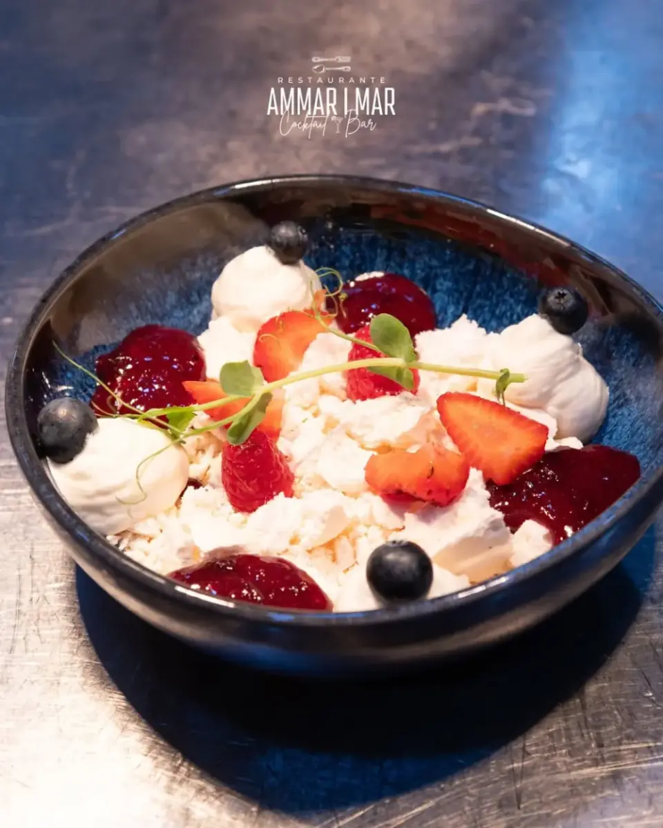 Pavlova de frutos vermelhos desconstruída