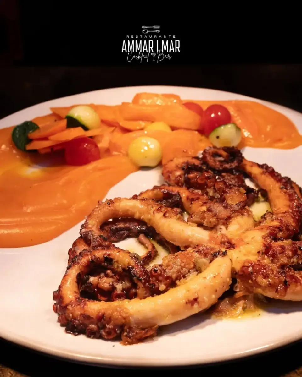 Polvo à Ammar i Mar grelhado com puré de batata-doce e legumes