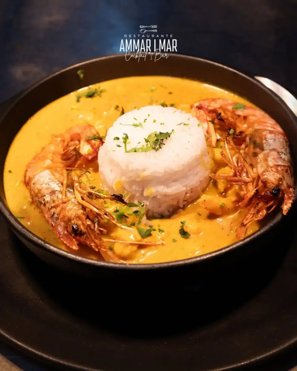 Caril de camarão e manga com arroz