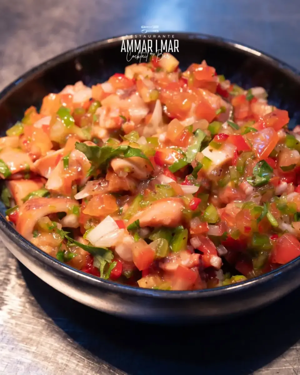 Salada de polvo com tomate, pimento e coentros