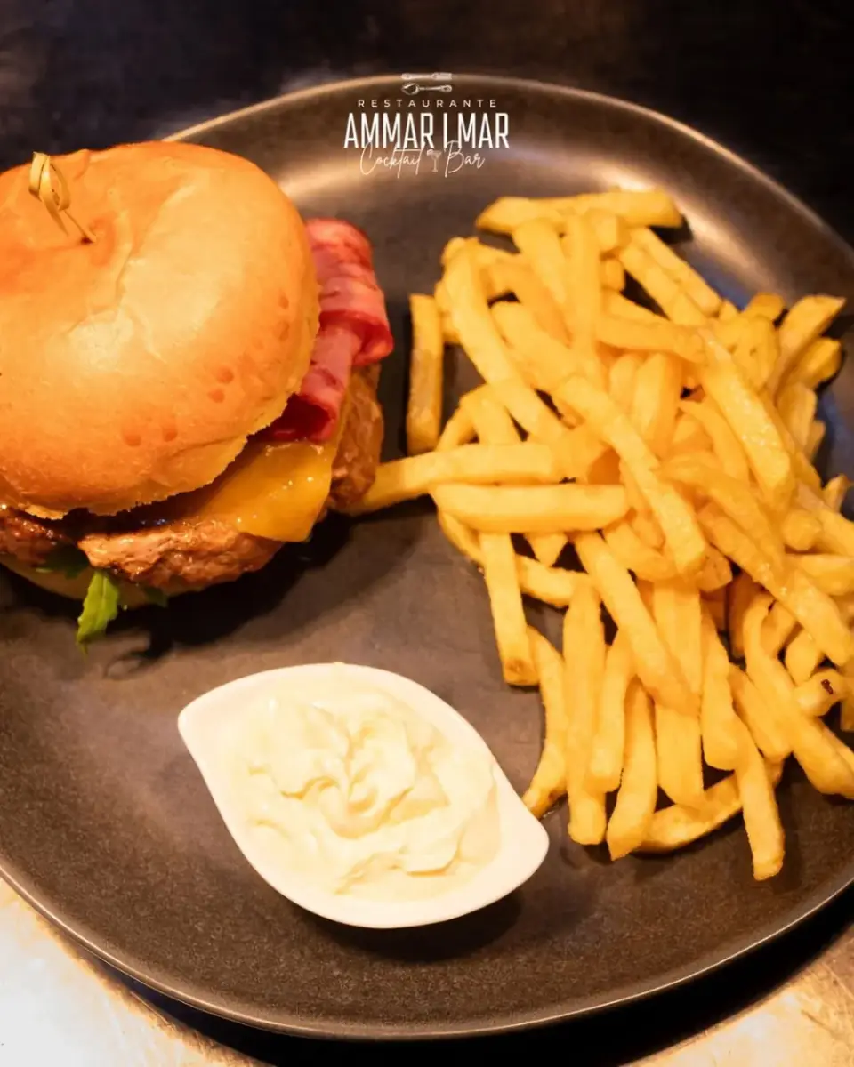 Hambúrguer de novilho com bacon, queijo e batata frita