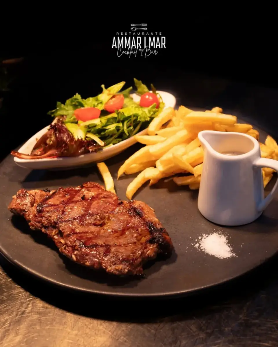 Bife da vazia com molho de pimenta, batata frita e salada