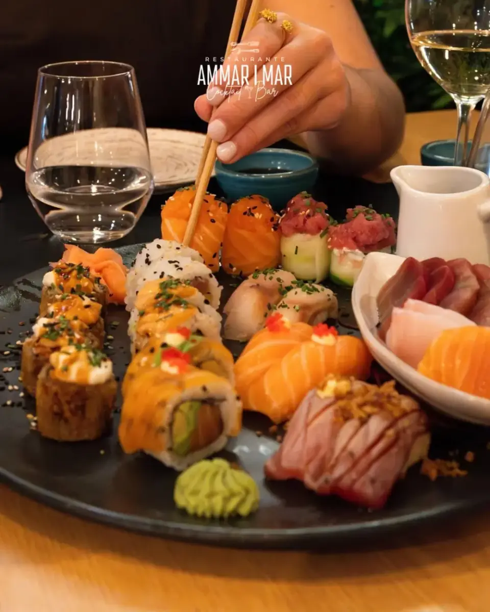 Variedade de sushi, nigiri e sashimi