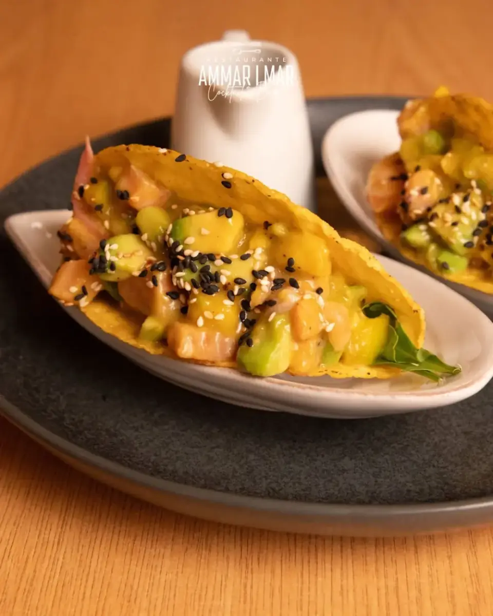 Tacos de salmão, manga e abacate