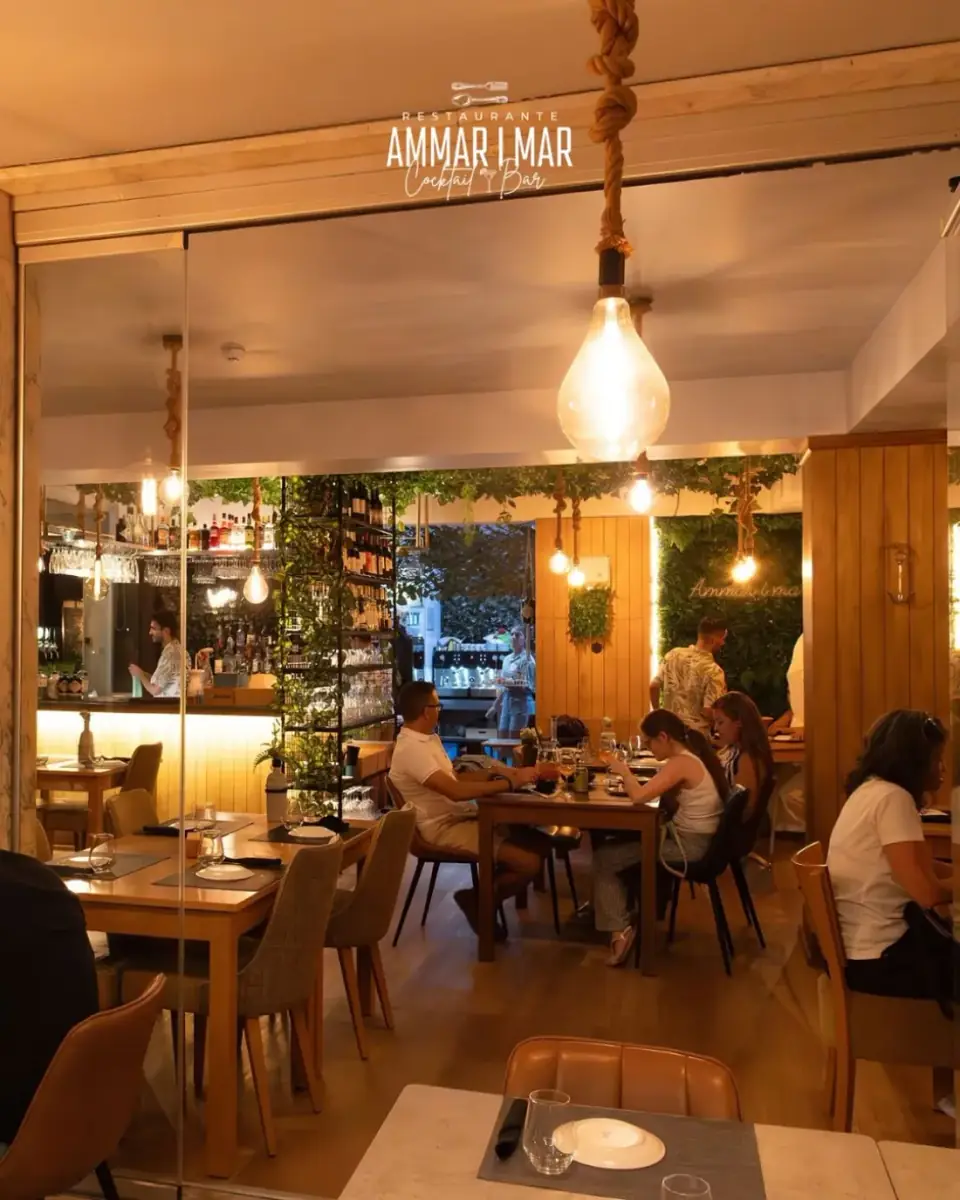 Sala interior do Ammar i Mar com bar e mesas